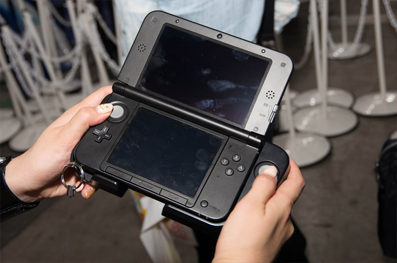 Illustration for article titled Up Close with Circle Pad Pro for the 3DS XL